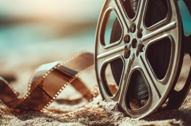 Godziny mierzymy tak samo, ale każdy z nas odczuwa je inaczej. Do wakacyjnej refleksji nad czasem 7 filmów, które pokazują różne jego oblicza, poleca Tomek Zacharczuk.