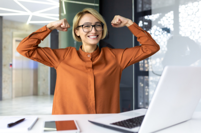 Aby przetrwać w technologicznej dżungli, nie musimy stawać się nadzwyczajni – wystarczy, że nie zrezygnujemy z naszego ludzkiego dążenia do zadawania pytań, popełniania błędów i myślenia po swojemu. 