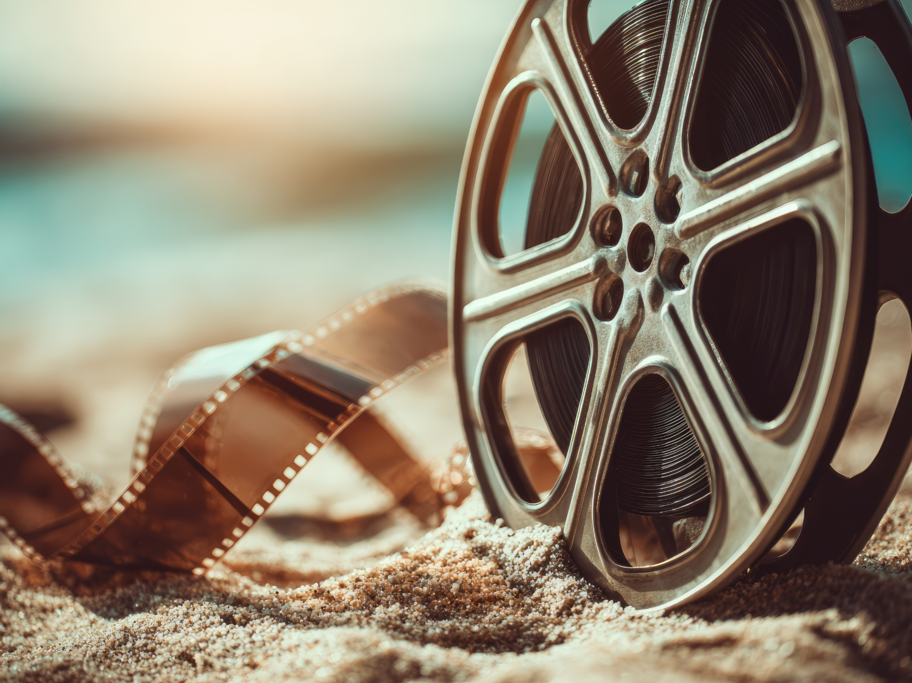 Godziny mierzymy tak samo, ale każdy z nas odczuwa je inaczej. Do wakacyjnej refleksji nad czasem 7 filmów, które pokazują różne jego oblicza, poleca Tomek Zacharczuk.