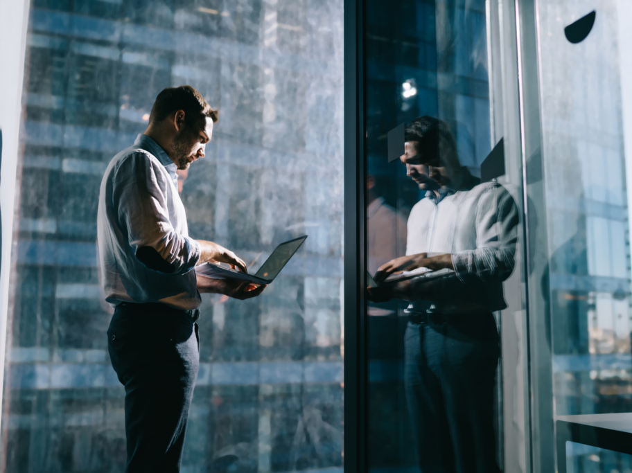 Menedżerowie średniego szczebla pełnią rolę łącznika między zarządem a zespołami. Często jednak ich wysiłek jest niezauważany, a troska o wellbeing pomijana. 
