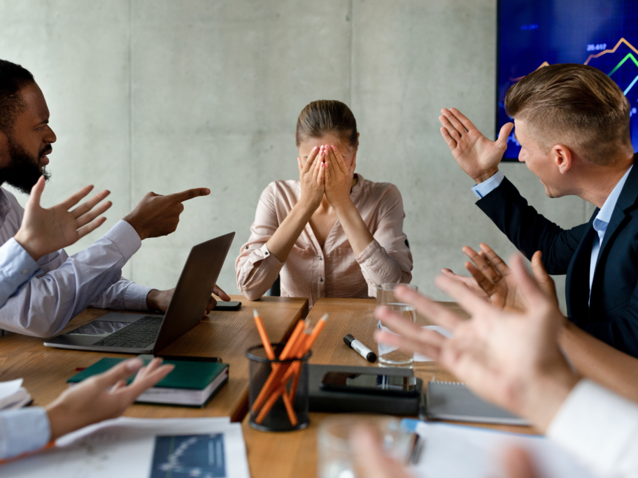 Mobbing w miejscu pracy to nie tylko jawna agresja i wyzwiska, ale również bardziej subtelne formy nękania i zastraszania. Jak rozpoznać to zjawisko, w jaki sposób się przed nim obronić i gdzie szukać pomocy?