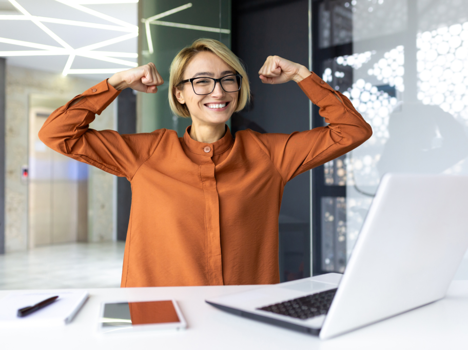 Aby przetrwać w technologicznej dżungli, nie musimy stawać się nadzwyczajni – wystarczy, że nie zrezygnujemy z naszego ludzkiego dążenia do zadawania pytań, popełniania błędów i myślenia po swojemu. 